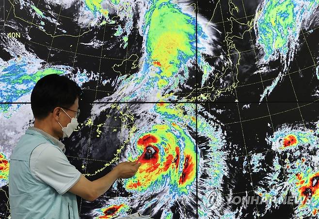 태풍 경로 주시 (수원=연합뉴스) 홍기원 기자 = 4일 오후 경기도 수원시 권선구 수도권기상청에서 예보관이 북상하고 있는 제11호 태풍 힌남노를 분석ㆍ감시하고 있다.
     수도권기상청은 6일까지 전국 대부분에 강한 집중호우와 강풍, 해상에서는 풍랑과 월파가 있을 것으로 예보하며 적극적인 대처를 요청했다. 2022.9.4 xanadu@yna.co.kr