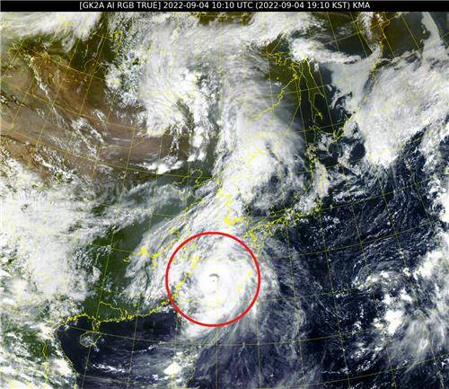 천리안위성 2A호가 4일 오후 7시 10분 촬영한 제11호 태풍 힌남노(붉은 원). [국가기상위성센터 제공. 재판매 및 DB 금지]