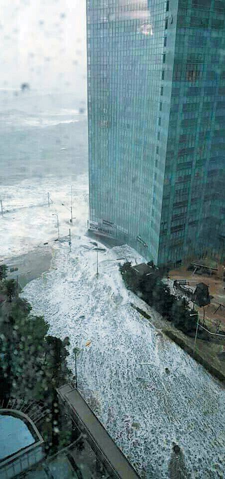태풍 ‘차바’가 북상한 지난 2016년 10월 5일 바닷물이 부산 해운대구 마린시티 주상복합 아파트 단지 안쪽까지 밀려들어온 모습. /조선DB