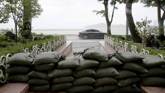 제11호 태풍 힌남노가 북상 중인 5일 오전 부산 해운대구 마린시티 일대에 태풍 해일로 인한 침수를 방지하기 위한 모래주머니가 쌓여있다. /뉴스1