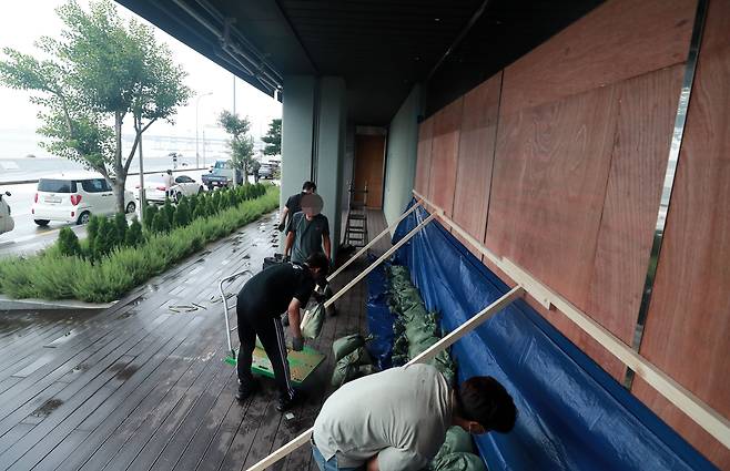 제11호 태풍 힌남노가 북상중인 5일 오후 부산 해운대구 마린시티 상가들이 월파로 인한 침수피해를 막기위해 차수벽을 설치하고 있다./연합뉴스