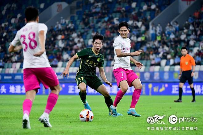 중국 프로축구 1부 리그(CSL) 베이징 궈안 소속 강상우 선수가 2022년 8월 26일 산둥성 르자오시에서 열린 상하이 선화와의 홈 경기에서 공을 차고 있다. 베이징 궈안은 베이징시의 코로나 방역 정책 때문에 홈 경기를 베이징이 아닌 산둥성 르자오시에서 하고 치르고 있다. /베이징 궈안