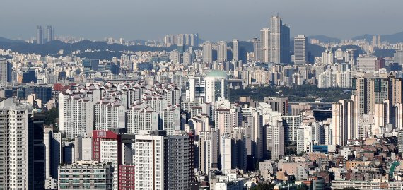 서울 남산에서 바라본 서울 시내 아파트와 주택가 모습. /뉴스1화상