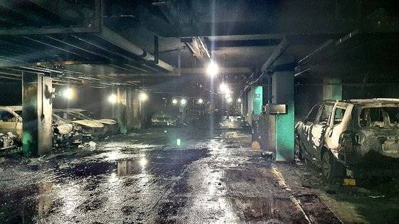 지난해 8월 11일 발생한 화재로 차량 수백여 대가 불에 타는 등의 피해가 발생한 충남 천안 불당동 아파트 지하주차장의 당시 모습. 신진호 기자