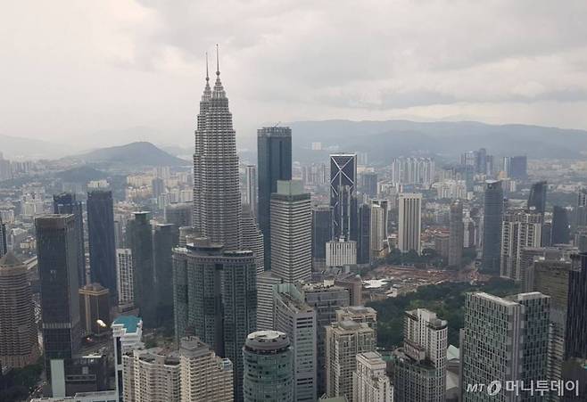 말레이시아 쿠알라룸푸르(KL) 타워에서 바라본 초고층 빌딩 모습. 가장 높은 페트로나스 트윈 타워 인근에 철골 구조물이 감싸고 있는 대우건설 시공의 IB타워 등이 보인다. /사진=박미주
