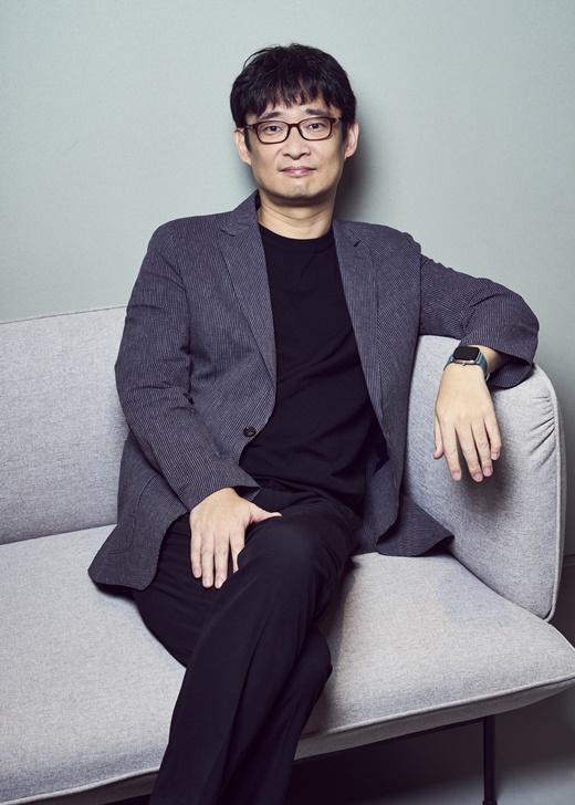 Confidential Assignment 2 Director Lee Seok Hoon expressed his surprise at the extraordinary Acting passion by conveying the injury Fighting Spirit of Actor Hyun Bin.Director Lee Seok Hoon hosted video online Interview with the video on Saturday afternoon.On the 7th, we talked ahead of the release of the movie Confidential Assignment 2: International (hereinafter referred to as Confidential Assignment 2).Confidential Assignment 2 is a sequel to Cooperation, which attracted 7.81 million Audiences in 2017, which hit the top three in the year and caused a stir in the theaters.Director Lee Seok Hoon is a Confidential Assignment 2 that has taken megaphones and returned to upgraded fun and super-luxury scale.He is a Chungmuro box office maker who has collected 8.66 million and 7.75 million Audiences, respectively, with The Pirate Movie: Bandits to the Sea (hereinafter referred to as The Pirate Movie) (2014) and The Himalayas (2015).Confidential Assignment 2 depicts the unpredictable triangular coordination of Detectives, which have been united for their own purposes, from North Korea Detective Lim Cheol-ryeong (Hyun Bin) to South Korean Detective Kang Jin-tae (Yu Hae-jin), and New Face Overseas FBI Jack (Daniel Henney), who met again to catch a global crime organization.Lee Seok Hoon said, Confidential Assignment 2 was especially concerned with Action to meet the heightened eye level of Audience.Starting from the very beginning, the overwhelming scale of the explosion, the Confidential Assignment 2, which offers a variety of high-level actions such as bare-body fighting, gunfight, wire action, and dizzying car chase,This was possible thanks to the hot-rolled performance of the whole body of the Hyun Bin.Everyone can do it, said Hyun Bin modestly, but Lee Seok Hoon said, It was not the action of breathing that anyone could do.Director Lee Seok Hoon said, There will be a style for each actor, but in the case of Hyun Bin, it was a style to do action directly.Because Hyun Bin digested each god without a band, I was able to get better pictures, vivid expressions, etc.Hyun Bin has been practicing for a long time before shooting, but rather more detailed and greedy than me. In particular, director Hyun Bin. Lee Seok Hoon, who showed up to the injury Fighting Spirit, said, There was an accident of injustice that the forehead of Hyun Bin was slightly torn during shooting.If there is a scar on the face of the Hyun Bin, it is a big deal, so I stopped shooting immediately and told him to go to the hospital quickly.Even though I said that, Hyun Bin went to the hospital after finishing the shooting that day. I told you then, but Hyun Bin is really big, and usually if you get hurt, you might get annoyed and angry, but Hyun Bin did not get angry.I was hurt because of an actor other than myself, but I just laughed. Following Son Ye-jin and The Pirate Movie, he also revealed his feelings of working with both Hyun Bin and Confidential Assignment 2 and The Couple of the Century.Director Lee Seok Hoon said, How did you two become a couple of centuries.As a person who worked with both of you, I personally thought that I would meet well in each others works, but I thought it would fit well. He said, Son Ye-jin has a slightly more hairy side, and Hyun Bin has a detail and delicate side.So I do not think it will match each other better. He said, I did not get any contact with Son Ye-jin in connection with the appearance of Confidential Assignment 2 by Hyun Bin.But I wonder, too. I wonder what kind of director you told Hyun Bin about me. I did not ask separately. Also, director Lee Seok Hoon boasted the fantasy breath of Hyun Bin and Yu Hae-jin.I was so close to two people who were together with one, so I had a chance to meet yesterday like a real family.So I was satisfied enough to be able to have a better sequel. Yu Hae-jin is a style that likes to act freely in a wide frame, and Hyun Bin is an actor who prepares every number of cases in detail and detail in advance.I was worried about what would happen if the point did not fit, and Hyun Bin was well suited within the range of Yu Hae-jin.The breathing of Hypothesis 1 was very helpful, he added.Lee Seok Hoon said, Confidential Assignment 2 was so liked by the concept of triangular coordination, and I joined as soon as I heard that there were many interesting stories. I thought it was necessary to have something new, but I should not be unfamiliar.It was a very important point to balance that.It can be a completely different work to try new things, but if you get too Déj vu, Audience will feel tired.In that regard, I tried to find my own golden ratio. As the previous film has been a box office success that hits the theater, director Lee Seok Hoon said, It is a huge burden.Especially, since the movie industry has been shrinking a lot due to Corona 19 recently, it is more worrying.In the past, the ratings of Audiences came out through the monitor preview, and when it was opened at this time, at least the break-even point could be passed.But its not as if its a tough situation to expect now, but Im always aiming to get past the break-even point.Most important to me is that the staff and actors who worked together are satisfied with the work.Anyway, Confidential Assignment 2 seems to have passed the first gate because our staff and actors seem to be satisfied.It is now open soon, and I hope that the second gate will pass. Confidential Assignment 2 has been word of mouth since the premiere, and the total advance rate has been the top, and expectations for the production of three films have already been poured.Lee Seok Hoon said, I have never discussed the Cooperation three in detail.Just like we joke, we are talking about various things about what kind of Hyojo 3 would be like.I think that Confidential Assignment 2 will be loved by many people and that if all actors agree, I will naturally discuss the three issues. Finally, director Lee Seok Hoon said, I hope Confidential Assignment 2 will be a pleasant memory for Audience.OTT works are distributed and there are many Audiences who are not well at the theater. I hope that Confidential Assignment 2 will be able to feel the great pleasure of watching theater movies. 