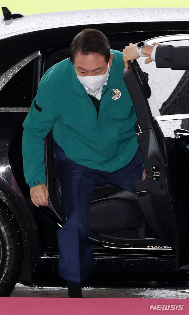 [서울=뉴시스] 홍효식 기자 = 윤석열 대통령이 5일 서울 용산 대통령실 청사로 출근하고 있다. 2022.09.05. yesphoto@newsis.com
