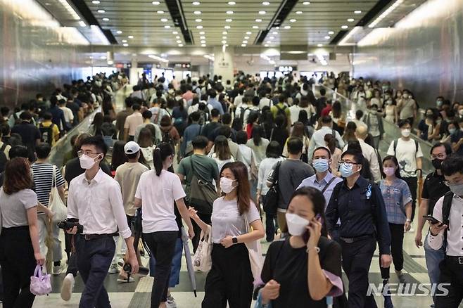 [홍콩=AP/뉴시스] 태풍 경보가 발령된 홍콩의 센트럴 지하철역에서 8월25일 코로나19 예방을 위해 마스크를 착용한 시민들이 환승을 하려고 서둘러 움직이고 있다. 2022.09.05