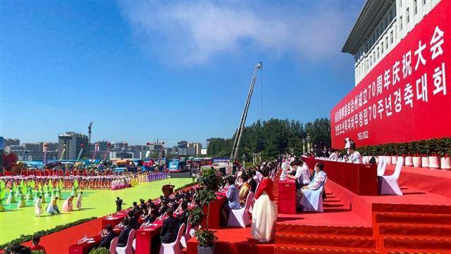 지난 3일로 창설 70주년을 맞은 중국 지린성 옌볜조선족자치주의 주도(州都) 옌지의 아리랑광장에서 경축 기념행사가 열리고 있다. 이날 옌지 곳곳에서 불꽃 축제와 문예 공연, 전시회 등 다양한 행사가 열렸다. 신화사 캡처