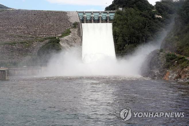 지난달 11일 수문 연 소양강댐  [연합뉴스 자료사진]
