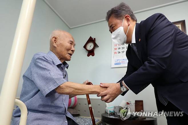 박진 외교장관, 일제 강제동원 피해자 목소리 경청 (광주=연합뉴스) 정회성 기자 = 박진 외교부 장관이 2일 오후 일제 강제동원 피해자 이춘식 할아버지의 광주 광산구 우산동 자택을 방문해 악수하고 있다. 박 장관은 이날 광주를 찾아 일제 강제동원 피해자와 만나 외교적 해법 마련을 약속했다. 2022.9.2 hs@yna.co.kr