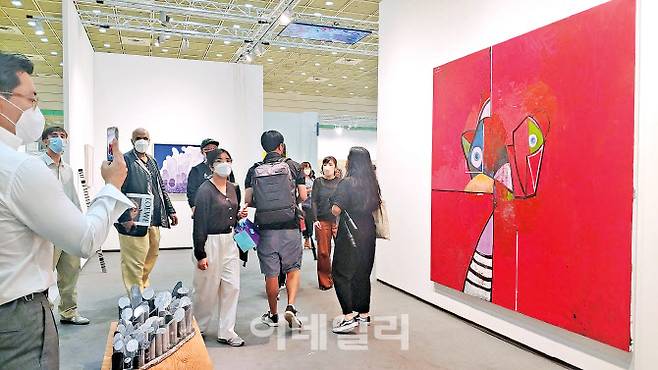 서울 강남구 삼성동 코엑스에 ‘명작 퍼레이드’를 펼친 ‘프리즈 서울’ 전경. 벽에는 조지 콘도의 ‘붉은 초상화 구성’(2022)이 걸렸고, 바닥에는 루이스 부르주아의 ‘회색분수’(1970∼1971)가 놓였다. 거장급의 작품을 대거 들여온 하우저앤드워스는 콘도의 그림을 280만달러(약 38억원)에 판 것을 비롯해 첫날에만 14점을 팔아내는 기염을 토했다(사진=오현주 문화전문기자).