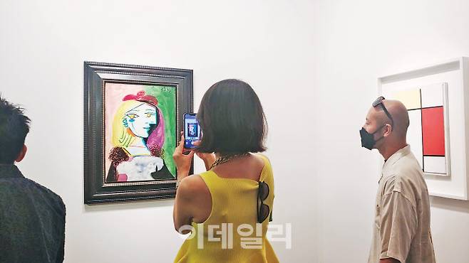 파블로 피카소의 ‘방울이 달린 빨간 베레모 여인’(1937)을 한 관람객이 카메라에 담고 있다. 4500만달러(약 609억원)를 달고 애콰벨라갤러리즈에 걸린 작품은 ‘프리즈 서울’에 최고가로 나와 거의 모든 관람객을 불러모았다. 옆에 걸린 피에트 몬드리안의 ‘구성, No.Ⅱ’(1927)가 홀대를 받는다 싶을 정도였다(사진=오현주 문화전문기자).