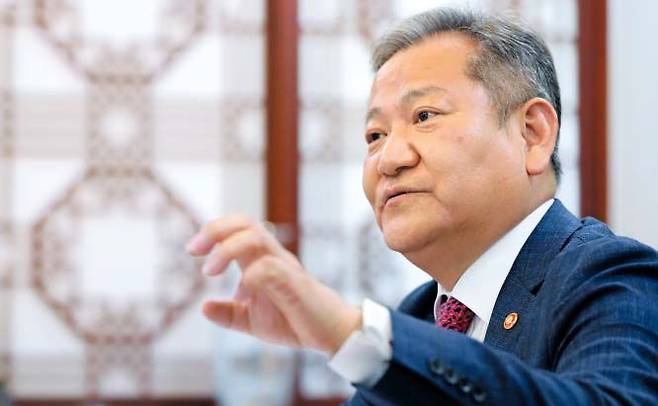 이상민 행정안전부 장관이 지난 2일 정부서울청사에서 본지와 인터뷰하고 있다. 이 장관은 인터뷰에서 ‘지역 균형 발전’을 강조했다. 그는 “행안부 장관이 된 후 수도권 쏠림 현상의 폐단이 심각하다는 사실을 알게 됐다”며 “지금부터 모든 역량을 집중해 풀어나가겠다”고 말했다. /남강호 기자