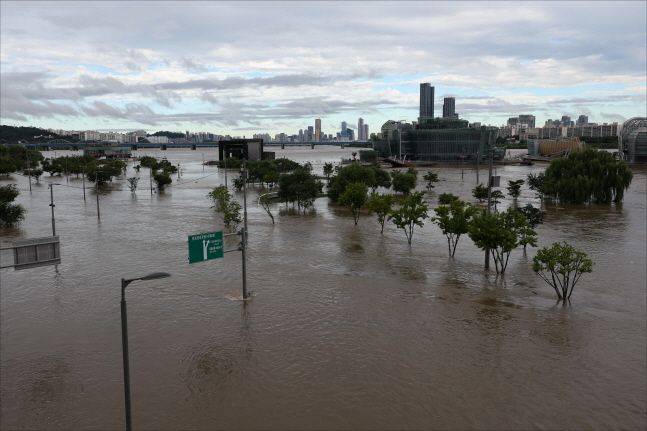 제11호 태풍 '힌남노'의 영향으로 서울 시내 주요 도로 곳곳이 통제된 6일 오전 서울 한강공원 반포지구가 한강 수위가 높아지며 물에 잠겨 있다. ⓒ데일리안 홍금표 기자