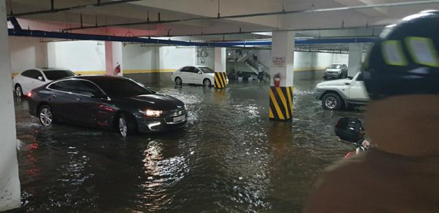 태풍 힌남노가 상륙한 6일 오전 대구 동구 각산동의 한 아파트 지하주차장에 물이 고여 있다. 대구소방안전본부 제공