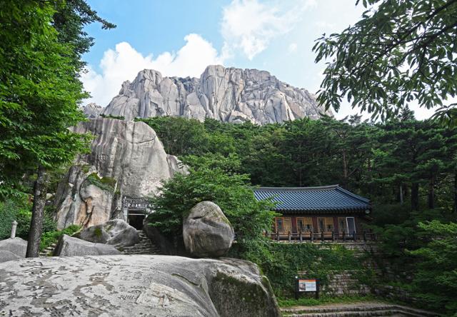 울산바위 아래에 보이는 설악산 흔들바위. 한국관광공사 제공