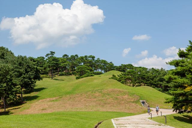 공주 송산리 5, 6호분과 무령왕릉이 부드러운 능선을 이룬다. 한국관광공사 제공