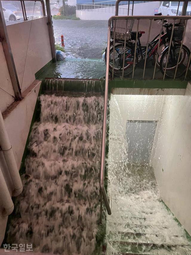 ②경북 포항 인덕동 아파트단지 지하주차장 입구로 물이 들이차고 있다.