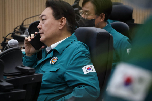 윤석열 대통령이 5일 서울 용산 대통령실 국가위기관리센터에서 태풍 '힌남노' 피해 우려 지역 광역단체장, 재난 관련 부처 기관장과 통화를 하며 대응태세를 점검하고 있다. 2022.09.05. [사진=대통령실]
