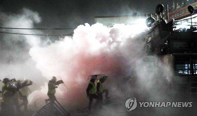 사랑제일교회 신도들과 서울북부지법 집행인들이 지난해 11월 서울 성북구 장위동 사랑제일교회 명도집행 중 대치하고 있다. [사진 출처 = 연합뉴스]