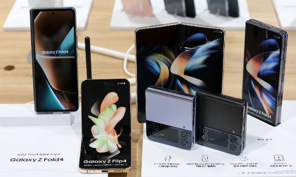 올 2분기 글로벌 프리미엄 스마트폰 시장에서 애플이 1위, 삼성전자는 2위에 올랐다. 사진은 서울 종로구 KT플라자 광화문역점에 삼성전자의 신제품 폴더블폰 '갤럭시Z폴드4'(폴드4)와 '갤럭시Z플립4'(플립4)가 전시된 모습. /사진=뉴스1