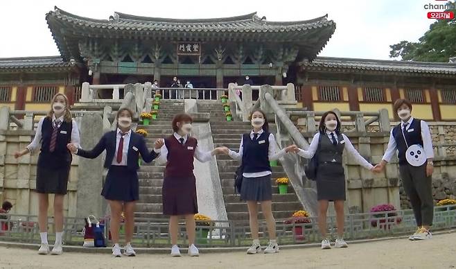 ‘노는언니’ 불국사 교복 코스프레 [E채널 캡쳐]