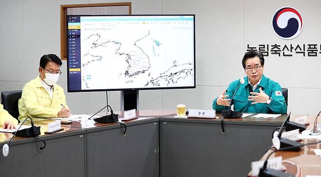 [세종=뉴시스] 정황근 농림축산식품부 장관이 6일 정부세종청사에서 태풍 힌남노 긴급 상황점검 및 후속조치 대책회의를 주재하고 있다. (사진=농식품부 제공) *재판매 및 DB 금지