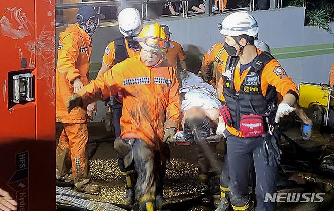 [포항=뉴시스] 이바름 기자 = 제11호 태풍 힌남노의 영향으로 경북 포항의 한 아파트에서 실종된 7명 중 1명의 실종자가 생존상태로 구조되고 있다. 2022.09.06 right@newsis.com