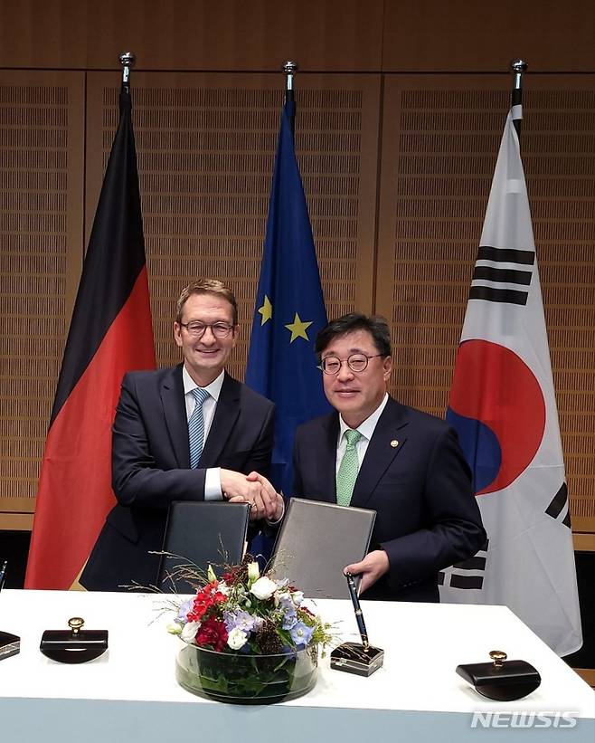 [서울=뉴시스] 박윤규 차관(오른쪽)은 독일 디지털및교통부 스테판 쉬노어(Stefan Schnorr) 차관과 디지털분야 협력을 위한 공동선언문에 서명하고 악수를 하고 있다. (사진=과학기술정보통신부 제공) 2022.09.06