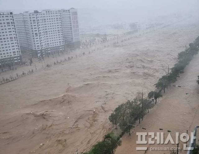 ▲태풍 힌남노가 휩쓸고 간 경북 포항시 남구 오천읍 낸천 모습ⓒ독자 제공