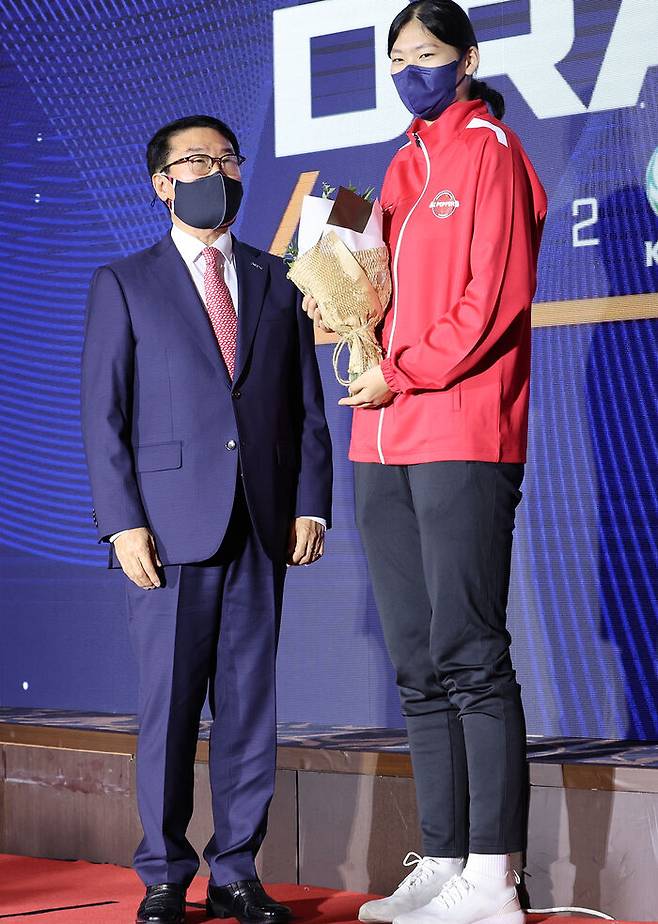 신인 드래프트 전체 1순위의 주인공, 어르헝. 페퍼저축은행의 김형실 감독과 함께 섰다.