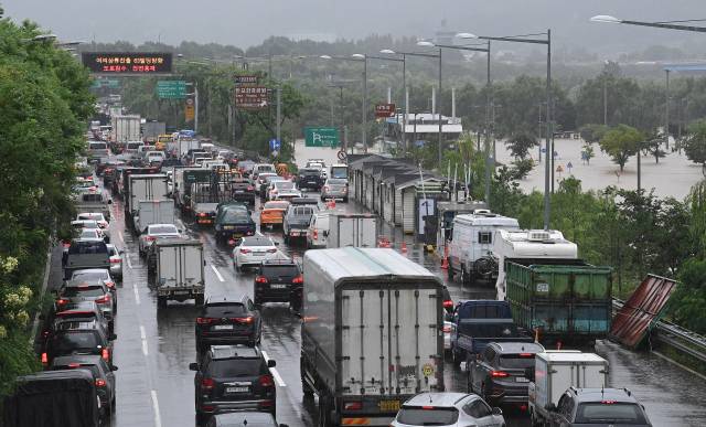 8월 초 폭우로 인해 올림픽대로 반포나들목 일대가 극심한 혼잡을 빚고 있다. 오승현 기자