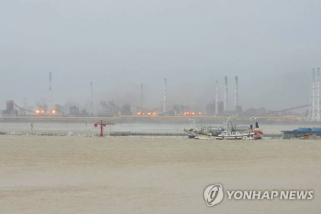 ポスコ浦項製鉄所で火 (浦項=連合ニュース) 6日午前慶北浦項市南区ポスコ浦項製鉄所で火が起こって黒い煙が立ち上っている. 2022.9.6 [読者提供. 再販売及び DB 禁止] <a href='mailto:sds123@yna.co.kr'>sds123@yna.co.kr</a>