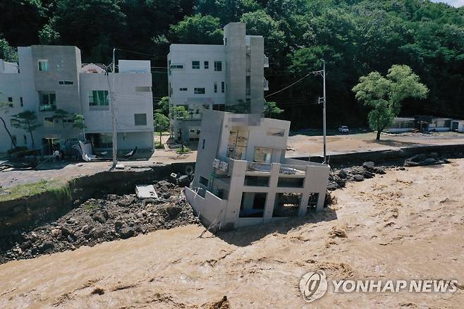 태풍의 위력…물에 떠내려간 풀빌라 (포항=연합뉴스) 김현태 기자 = 태풍 '힌남노'의 강풍과 폭우 탓에 6일 경북 포항시 남구 오천읍의 한 풀빌라가 물에 떠내려가 있다. 2022.9.6 mtkht@yna.co.kr
