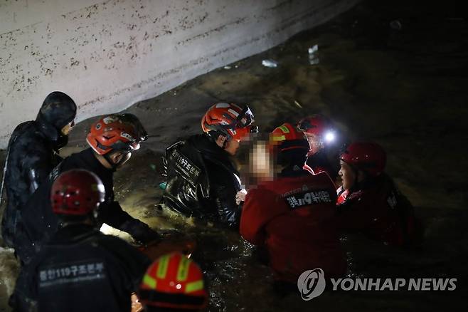 포항 지하 주차장 실종자 1명 생존상태로 추가 구조 (포항=연합뉴스) 김현태 기자 = 6일 저녁 태풍 '힌남노'의 폭우로 잠긴 경북 포항시 남구의 한 아파트 지하 주차장에서 소방·군 관계자들이 실종된 주민 1명을 추가로 구조하고 있다. 2022.9.6 mtkht@yna.co.kr