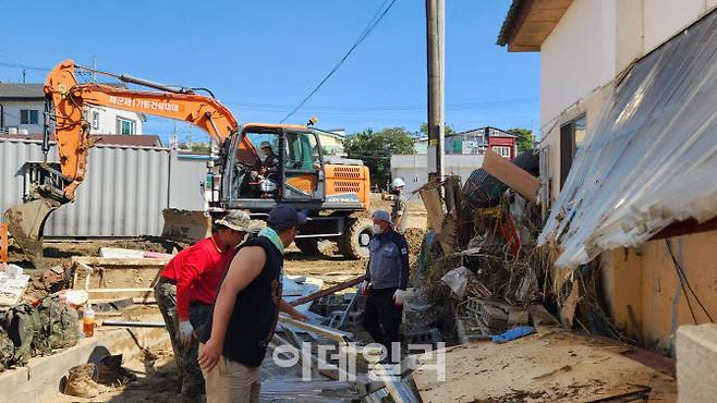 해군 장병들이 태풍 피해 복구 대민지원 활동을 하고 있다. (사진=해군)