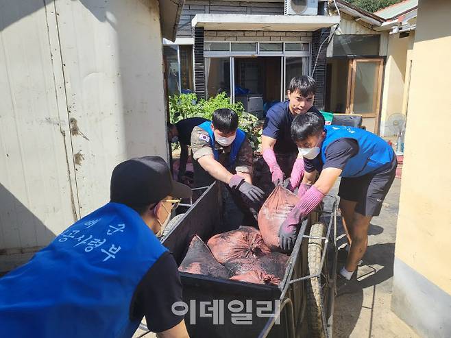 해군 장병들이 태풍 피해 복구 대민지원 활동을 하고 있다. (사진=해군)