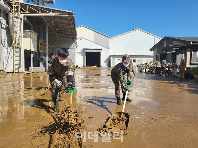 해군 장병들이 태풍 피해 복구 대민지원 활동을 하고 있다. (사진=해군)