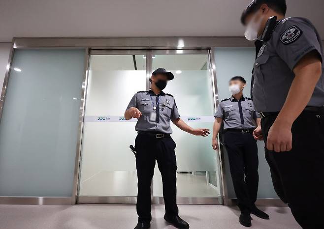 쌍방울 그룹의 횡령 의혹 등을 수사 중인 검찰이 7일 경기도청을 압수수색 하고 있다. 사진은 압수수색이 진행 중인 경기도청 사무실 모습.(사진=연합뉴스)