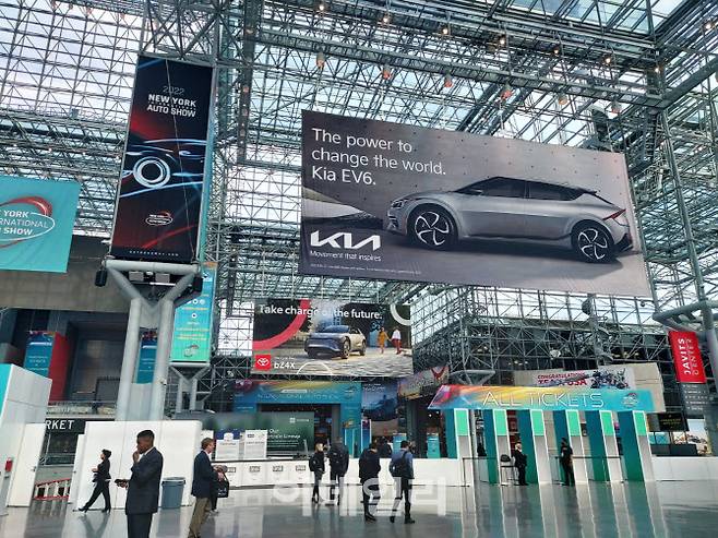 지난 13일 오전(현지시간) 미국 뉴욕시 맨해튼 자비츠 컨벤션센터에서 열린 뉴욕오토쇼 행사장 입구. (사진=김정남 특파원)