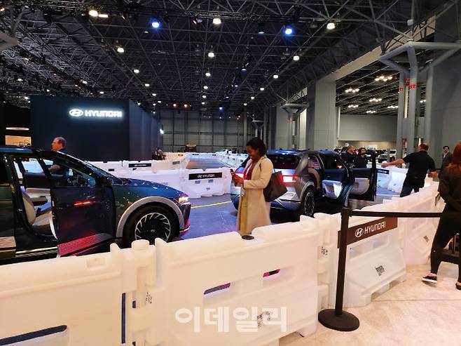 지난 13일 오전(현지시간) 미국 뉴욕시 맨해튼 자비츠 컨벤션센터에서 열린 뉴욕오토쇼 행사장 정중앙에 위치한 현대차의 전기차 아이오닉5 테스트트랙. (사진=김정남 특파원)