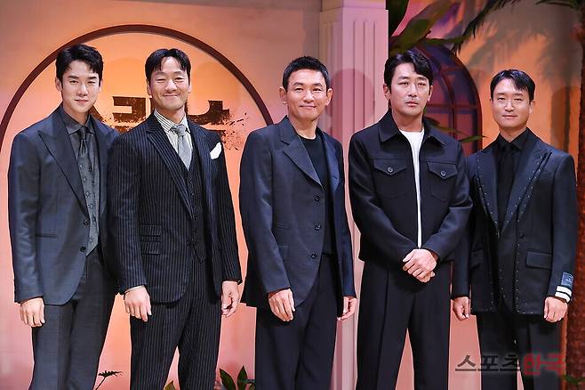 &nbsp;넷플릭스 시리즈 '수리남'(감독 윤종빈) 제작발표회에 참석한&nbsp; 유연석, 박해수, 황정민, 하정우, 조우진. ⓒ이혜영 기자 lhy@hankooki.com