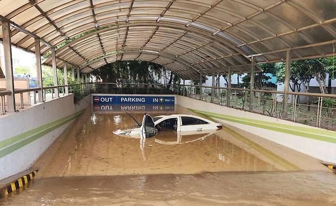 물에 잠긴 포항 주차장 - 6일 오전 태풍‘힌남노’가 지나간 경북 포항시의 한 아파트 주차장 입구. 빗물로 주차장 입구가 가득 차 마치 수영장처럼 보인다. 주차된 차량도 둥둥 떠 있다. 이날 포항에는 시간당 최대 110.5㎜의 폭우가 쏟아지면서, 오전에 이 지하 주차장에서 7명이 실종됐다. 하지만 이날 오후 11시 기준 5명이 구조됐다. 발견 당시 이 중 2명은 건강에 이상이 없었고 3명은 의식불명 상태인 것으로 알려졌다. /경북소방본부