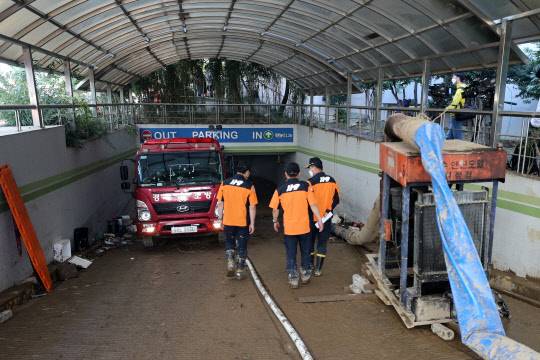 11호 태풍 힌남노로 대형 인명피해가 난 경북 포항시 남구 인덕동 한 아파트 지하주차장에서 소방 관계자가 물을 퍼내고 있다. 연합뉴스