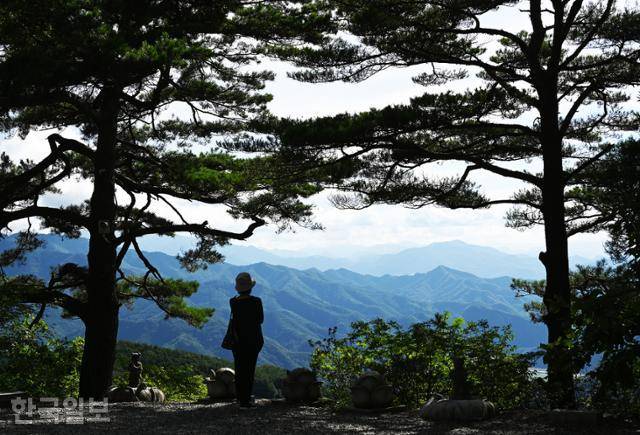 만경사 마당에서 보는 풍경. 눈높이로 소백산맥의 우람한 능선이 겹겹이 펼쳐진다.