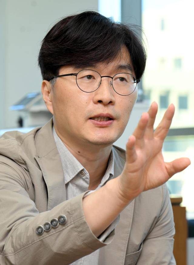 김익재 KIST AI·로봇연구소 소장이 1일 서울 성북구 한국과학기술연구원 내 사무실에서 한국일보와 인터뷰를 하고 있다. 왕태석 선임기자