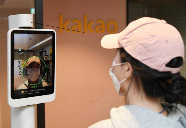 카카오엔터프라이즈 사옥 앞에 설치된 워크스루에서 모자와 마스크를 쓴 임직원이 신원 확인을 하고 있다. 카카오엔터프라이즈