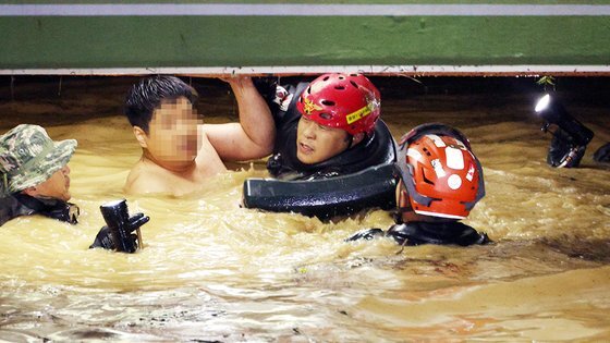 6일 저녁 태풍 '힌남노'의 폭우로 잠긴 경북 포항시 남구의 한 아파트 지하 주차장에서 관계자들이 실종된 주민을 구조하고 있다. 매일신문 제공
