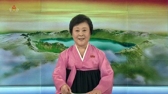 북한 조선중앙TV에 출연해 김정은 국무위원장의 공개활동을 전하는 이춘히 아나운서 모습. [연합뉴스]